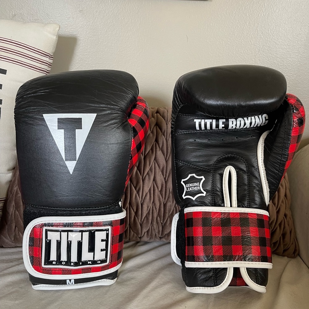 Buffalo Plaid leather Title Boxing Gloves size Medium